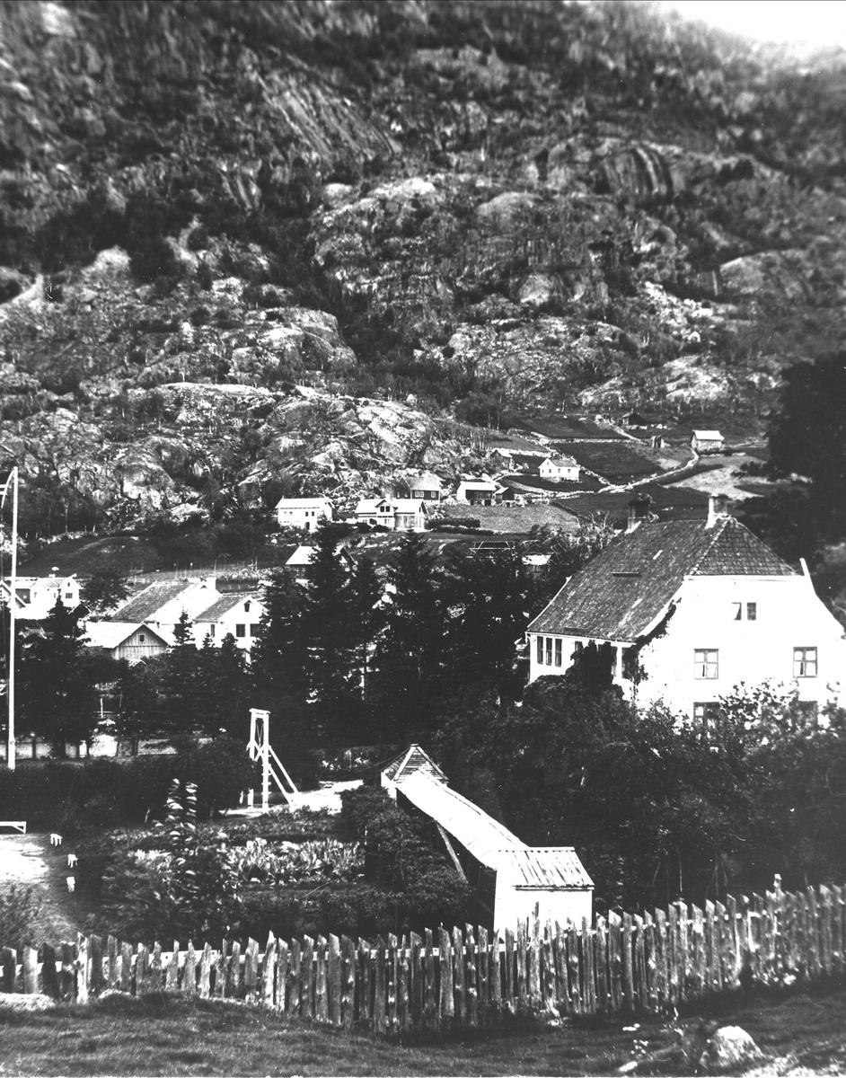 Gustav Borgen, Bebyggelse med hageanlegg, liggende mot fjell. Avfotografering(?)