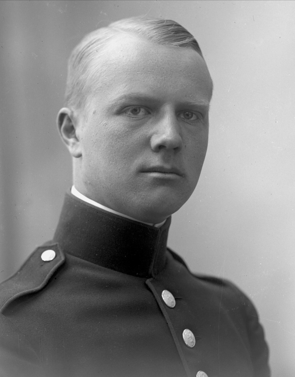 Gustav Borgen, Portrett, mann i kadettuniform.