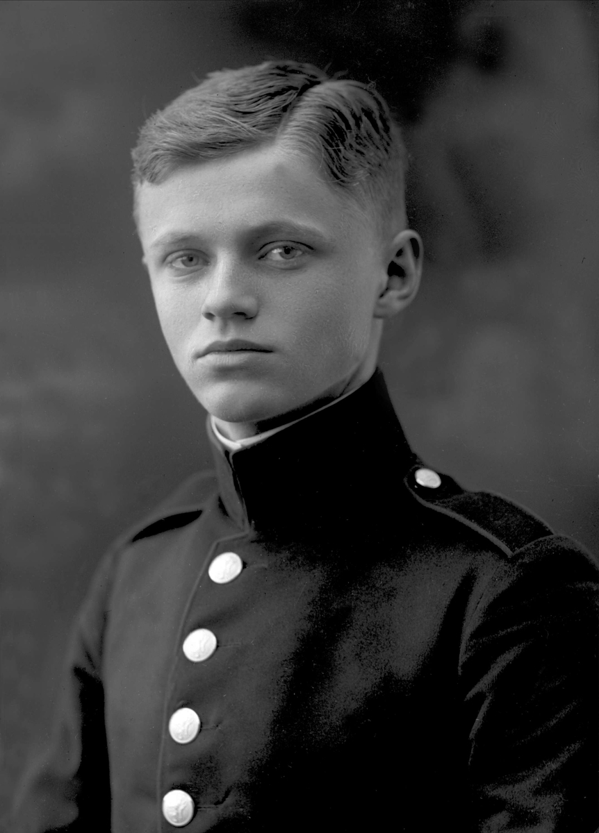 Gustav Borgen, Portrett, mann i kadettuniform.