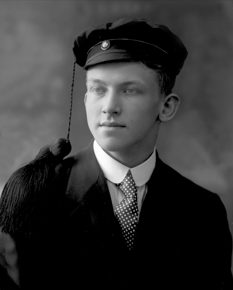 Gustav Borgen, Portrett, mann med studentlue, student Karsten Andersen.