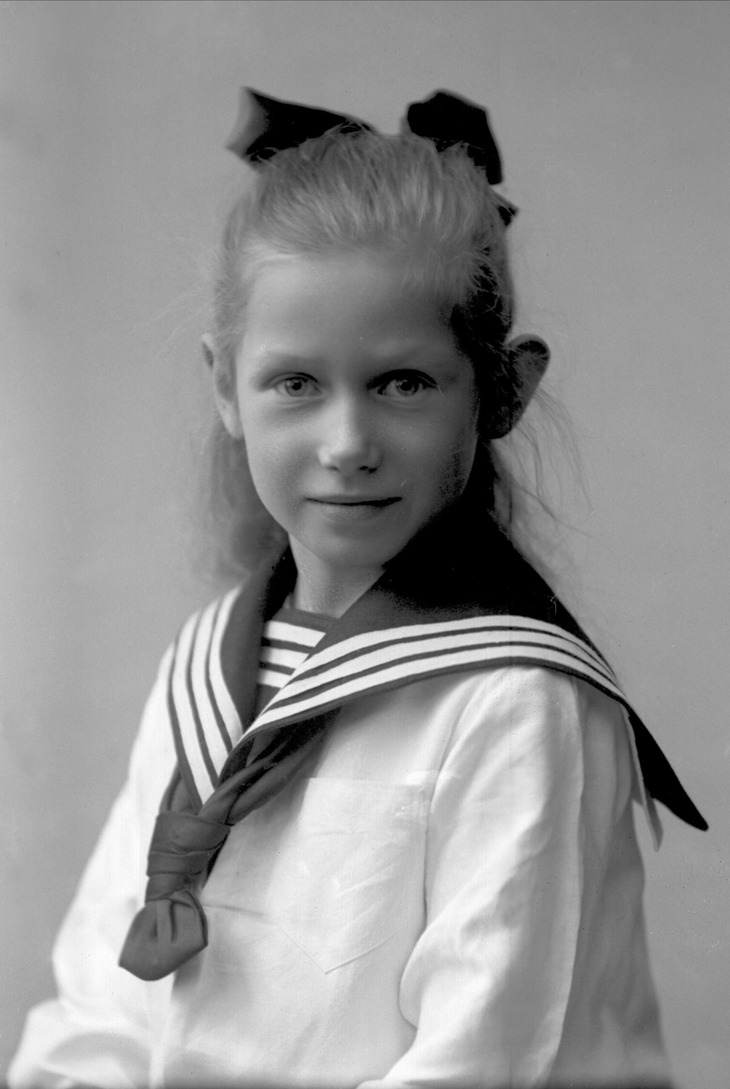 Gustav Borgen, Portrett, jente i matrosdrakt. Ing. Bernt Lunds datter.