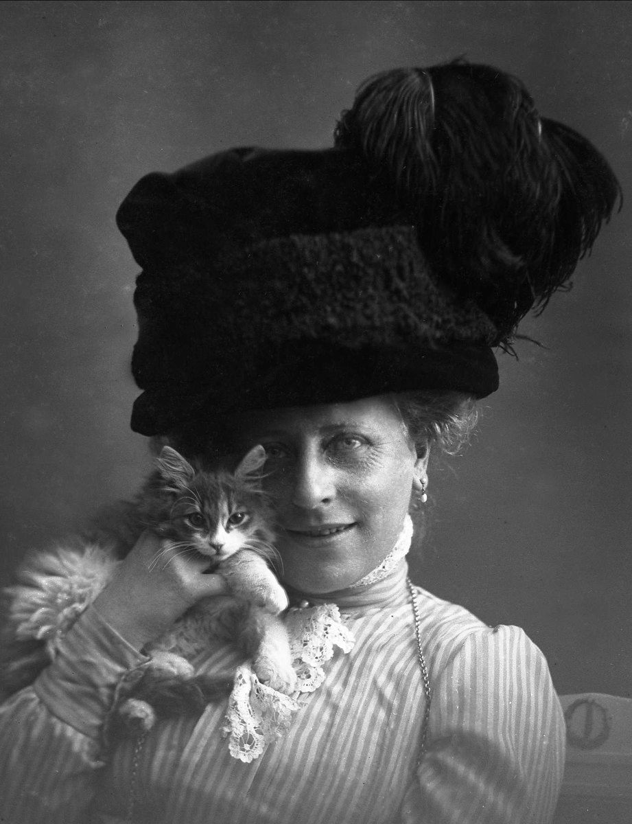 Gustav Borgen, Gruppeportrett, frøken Trulsen med sin katt.