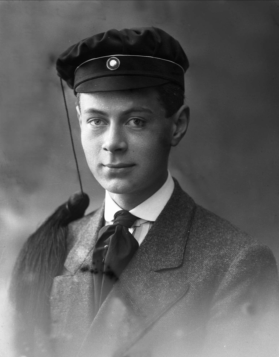 Gustav Borgen, Portrett, mann med studentlue. Student Gustav Ræder.