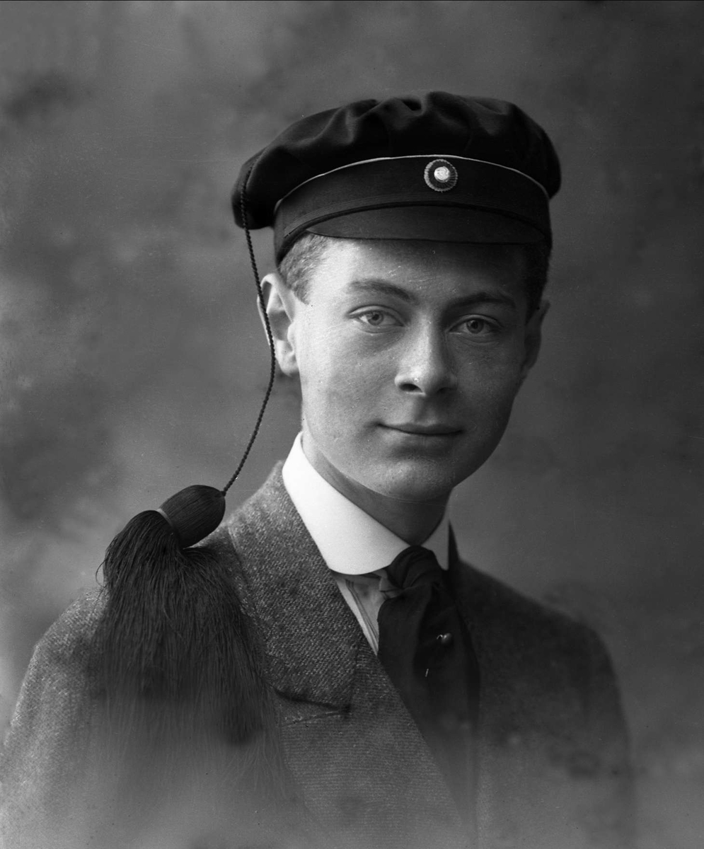 Gustav Borgen, Portrett, mann med studentlue. Student Gustav Ræder.