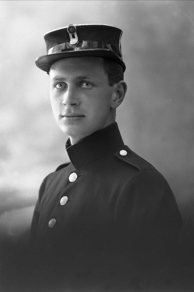 Gustav Borgen, Portrett, mann i kadettuniform. Oberstløytnant Ræders sønn.