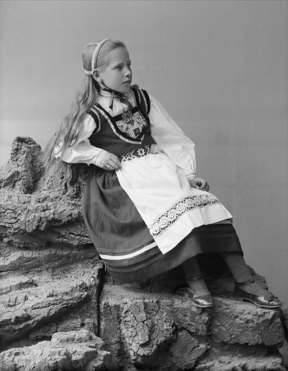 Gustav Borgen, Portrett, pike i hardangerbunad. Anna Sofie Schultz