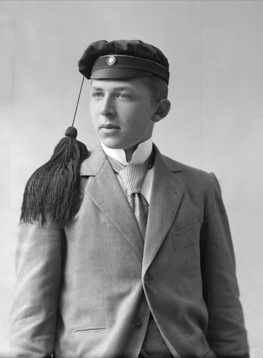 Gustav Borgen, Portrett, mann med studentlue. Stud. phil. Bisgaard.