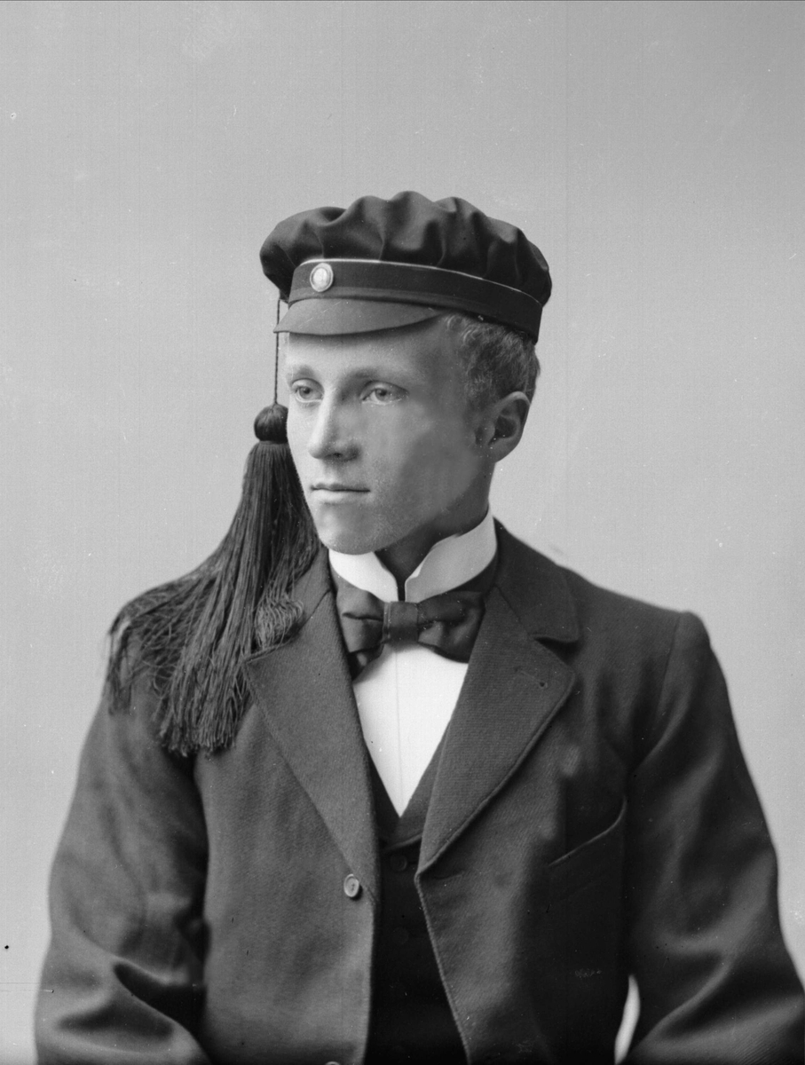 Gustav Borgen, Portrett, mann med studentlue. Student Amble.