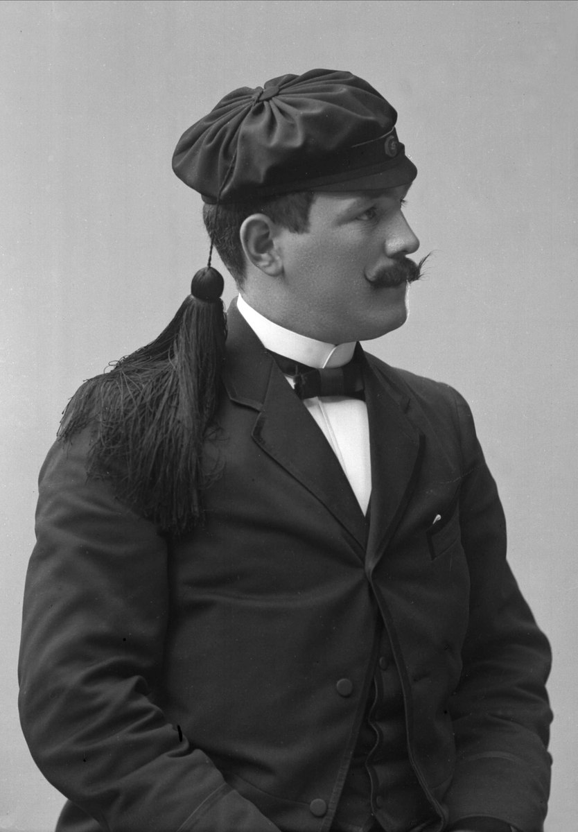 Gustav Borgen, Portrett, mann med studentlue. Student Brustad.