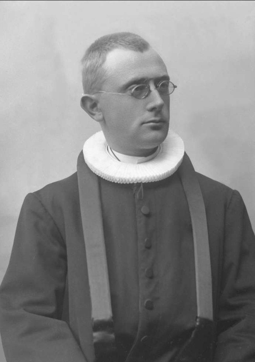 Gustav Borgen, Portrett, prest i svart kjole med pipekrave. Antakelig Johannes Ording.
