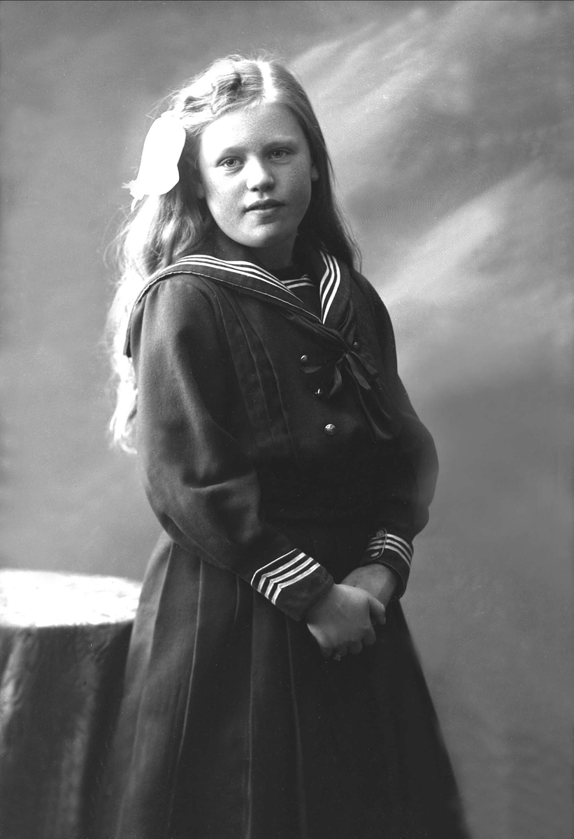 Gustav Borgen, Portrett, jente i matrosdrakt. Kontorsjef Olavsens datter.