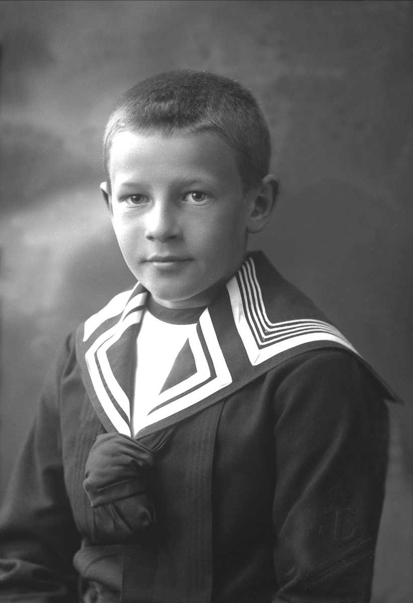 Gustav Borgen, Portrett, gutt i matrosdrakt. Direktør Wilhelm Olsens sønn.