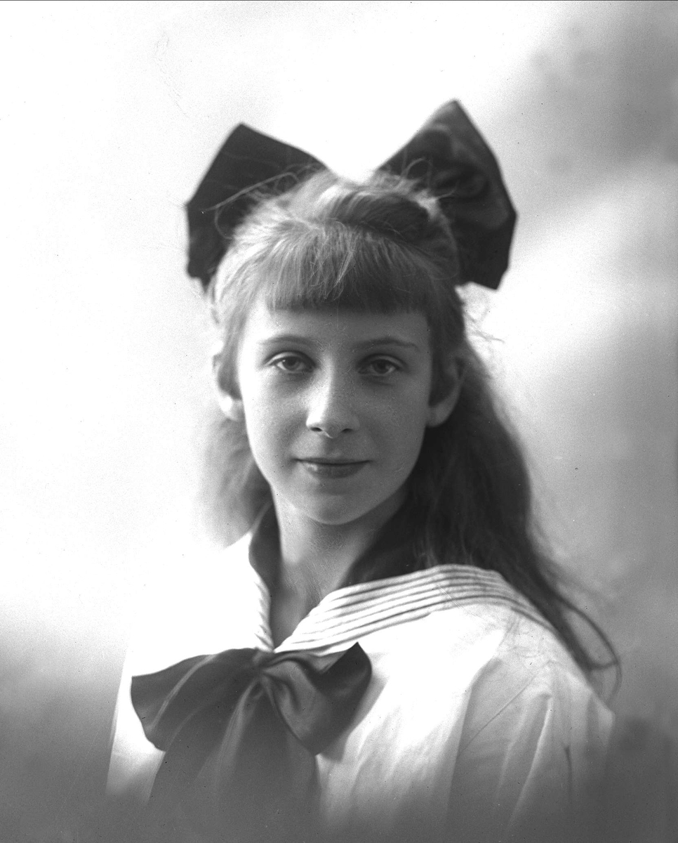 Gustav Borgen, Portrett, jente i matrosdrakt. Lejla Saxlund.