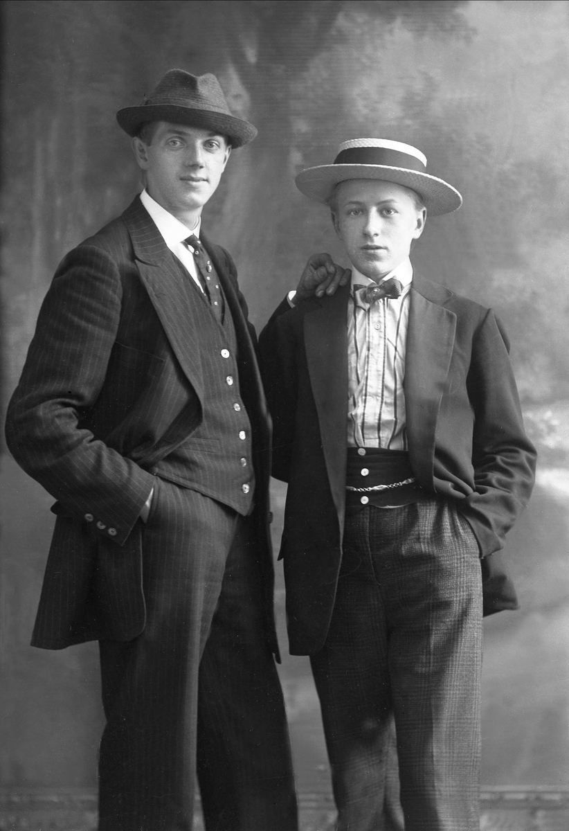 Gustav Borgen, Gruppeportrett, to unge menn i mørk dress.