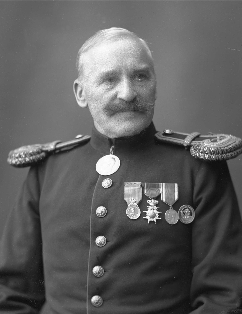 Gustav Borgen, Portrett, stabsfanejunker Mathias Andersen Ween i uniform som stabsfanejunker, reglementert fra 1910.