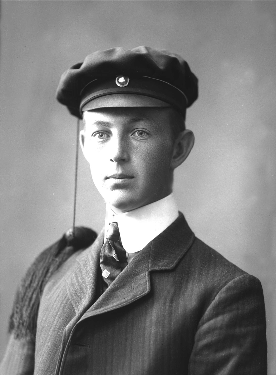 Gustav Borgen, Portrett, mann med studentlue. Student Hans Moss.