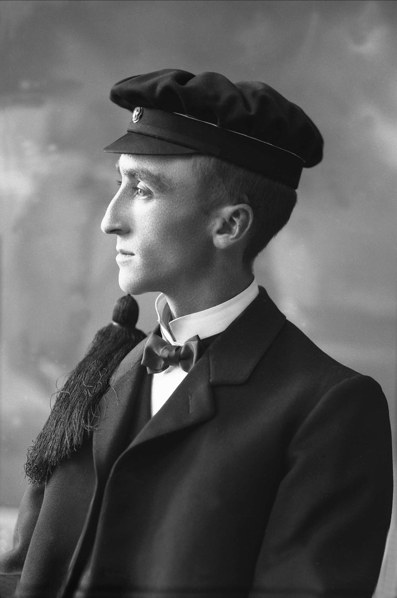 Gustav Borgen, Portrett, mann med studentlue. Thomas Nordnæs.