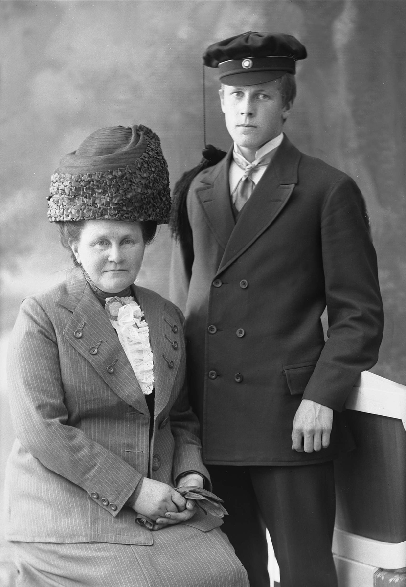 Gustav Borgen, Gruppeportrett, sittende kvinne, mann med studentlue. Mor og sønn (?).