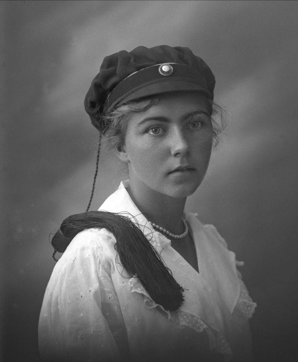 Gustav Borgen, Portrett, kvinne med studentlue. Student Thora Horne.