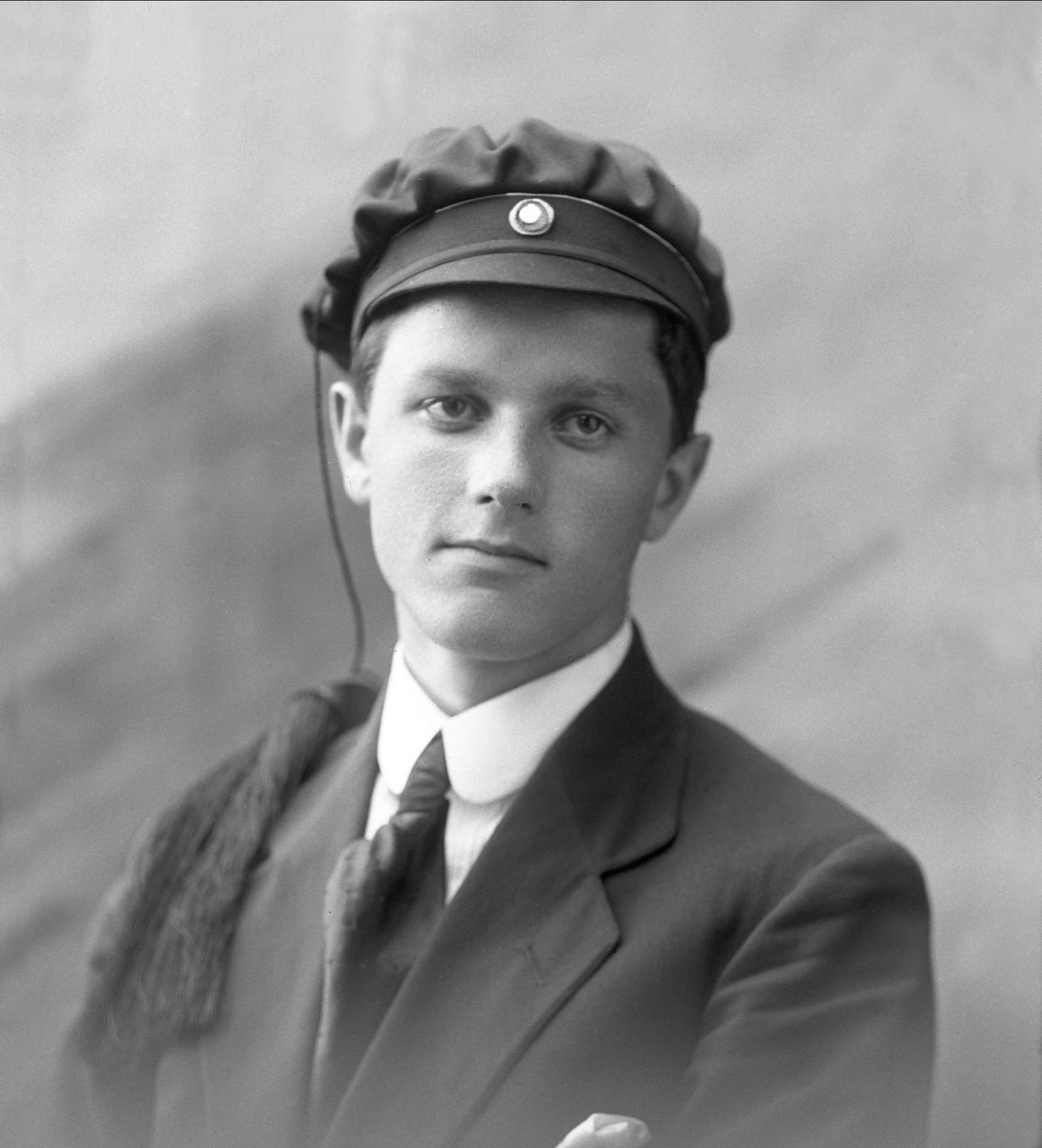Gustav Borgen, Portrett, mann med studentlue. Student Kjelland.