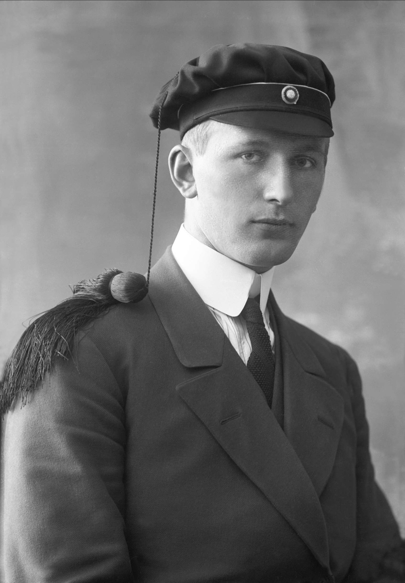 Gustav Borgen, Portrett av Oliver Cappelen Møystad med studentlue. Fotografert av Gustav Borgen i 1912.