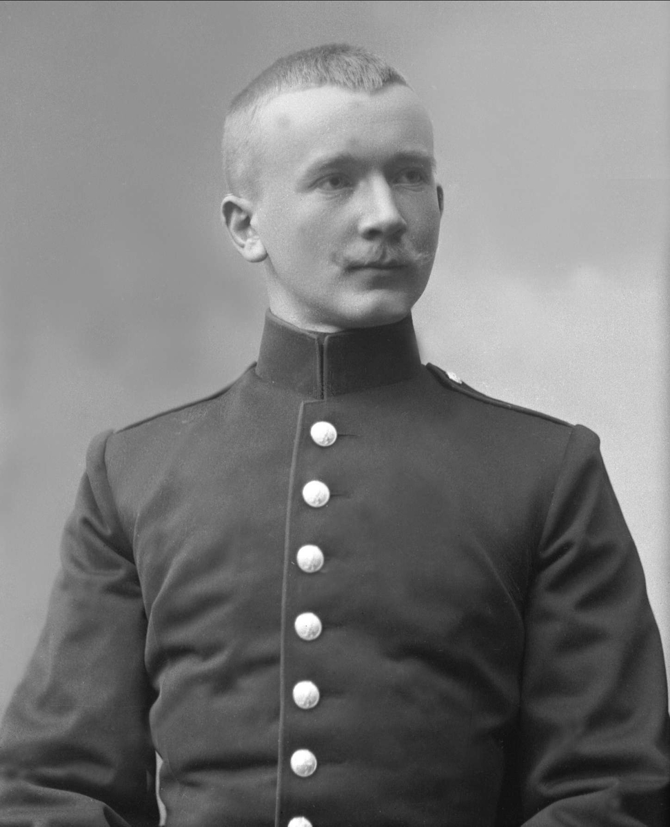 Gustav Borgen, Portrett, mann i kadettuniform.