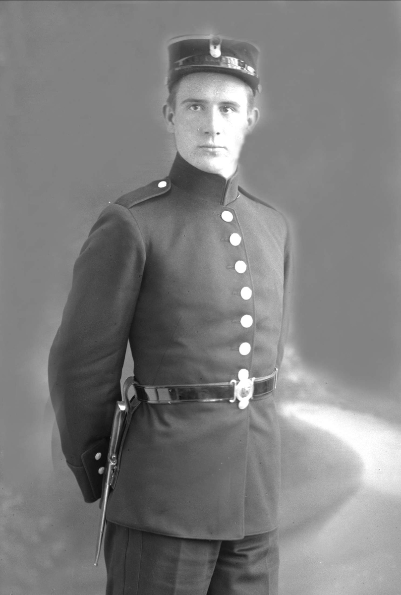 Gustav Borgen, Portrett, mann i kadettuniform.