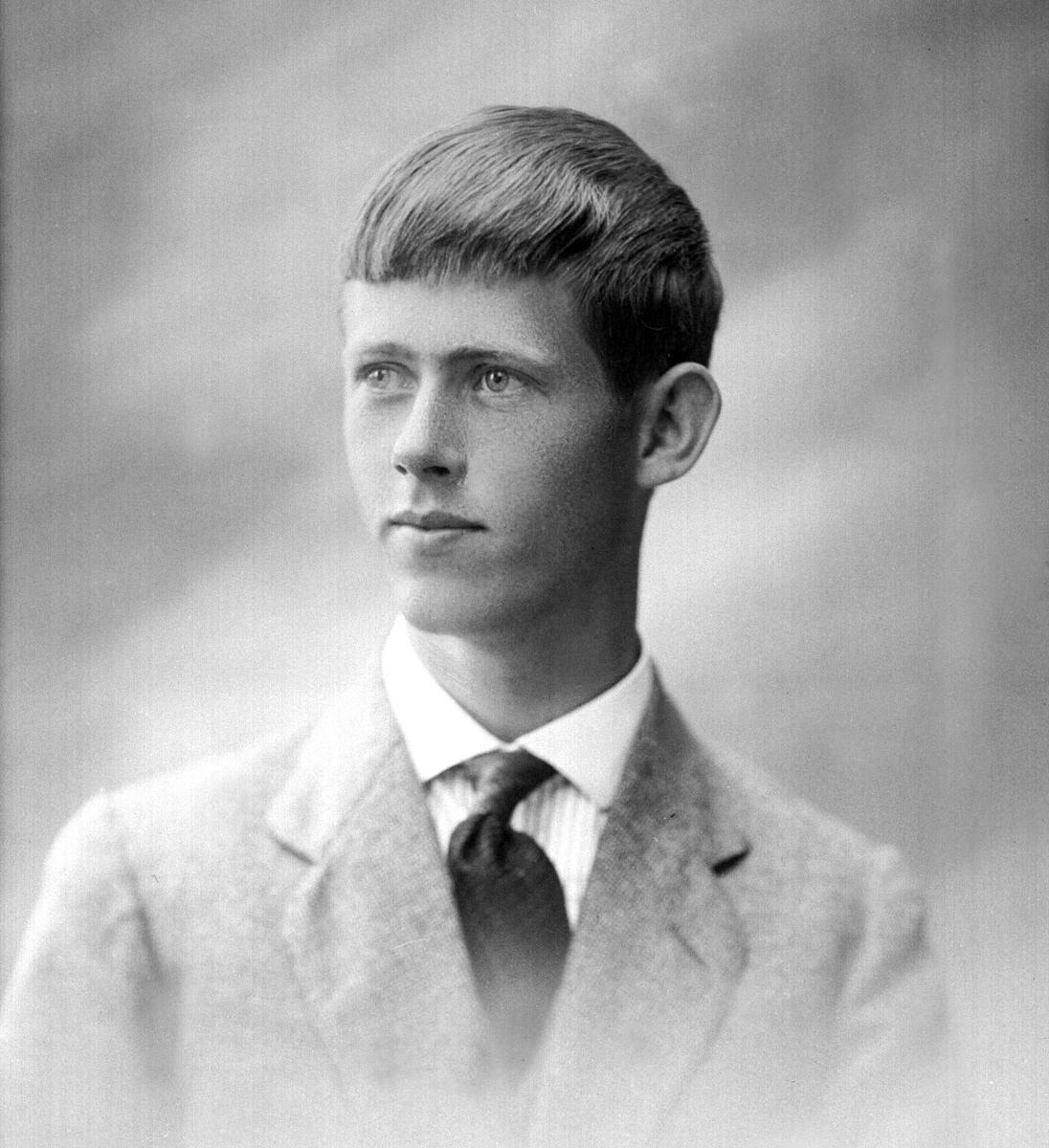 Gustav Borgen, Portrett, mann med dress. Erling Havrevold.
