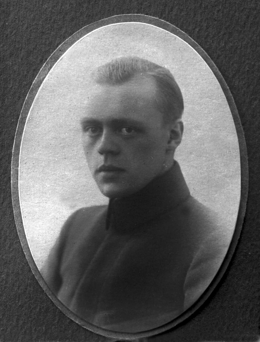 Gustav Borgen, Portrett, fire eksponeringer, mann i kadettuniform. Leif Andersen.