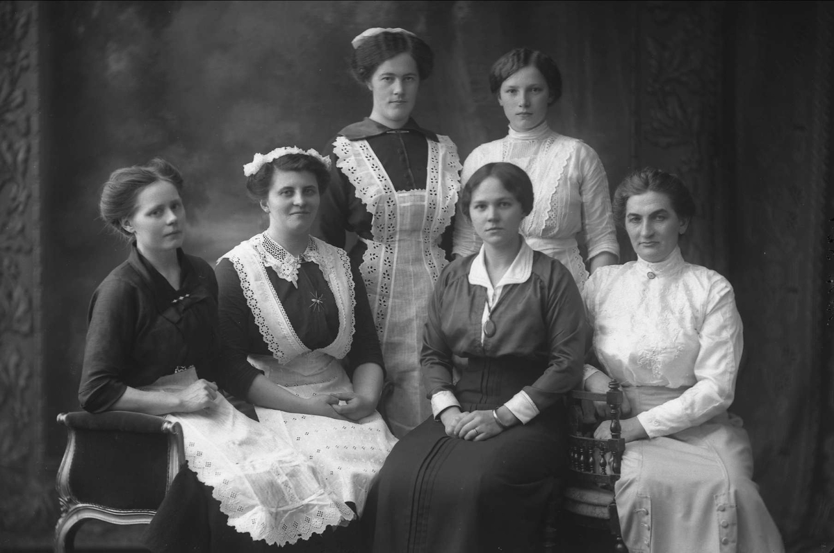 Gustav Borgen, Gruppeportrett, seks tjenestepiker i uniform. Personale fra Hotell Westminster, 1914.