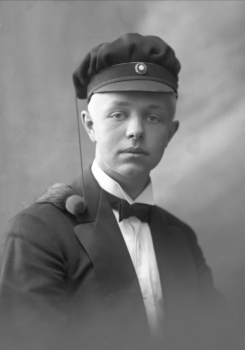 Gustav Borgen, Portrett, mann med studentlue. Stud Knut Jenssen.
