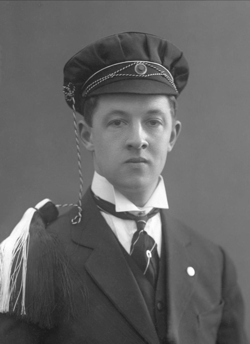 Gustav Borgen, Portrett, mann med studentlue. Eliv Sandenes.
