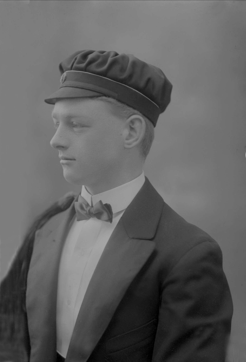 Gustav Borgen, Portrett, mann med studentlue. Emil Ries.