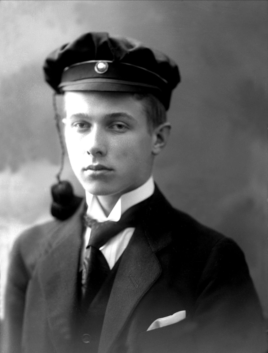 Gustav Borgen, Portrett, mann med studentlue. Stud. jur Karl Jakob Andersen.