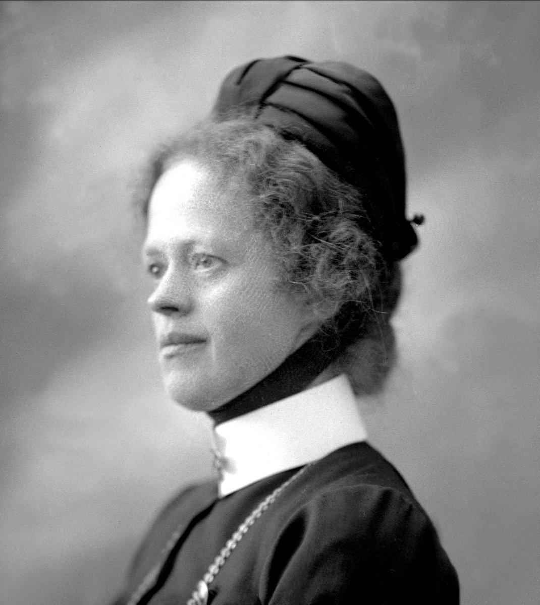 Gustav Borgen, Portrett, sykepleier i uniform. Frk Karette Rennan Stokke.