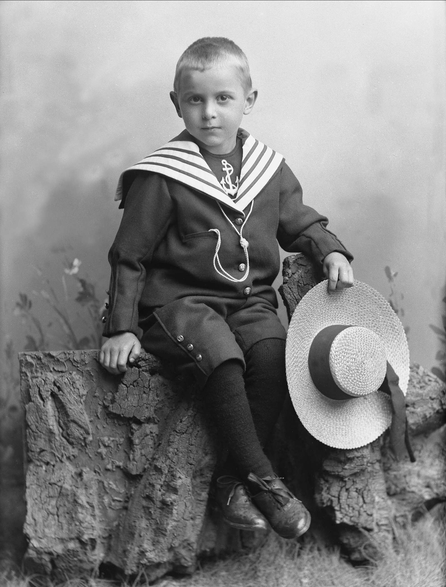 Gustav Borgen, Portrett, gutt med matrosdrakt og stråhatt i hånda.