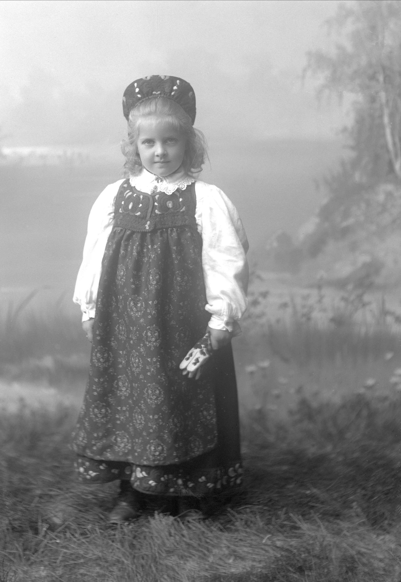 Gustav Borgen, Portrett, liten pike i bunad. Hans Hjorts datter.