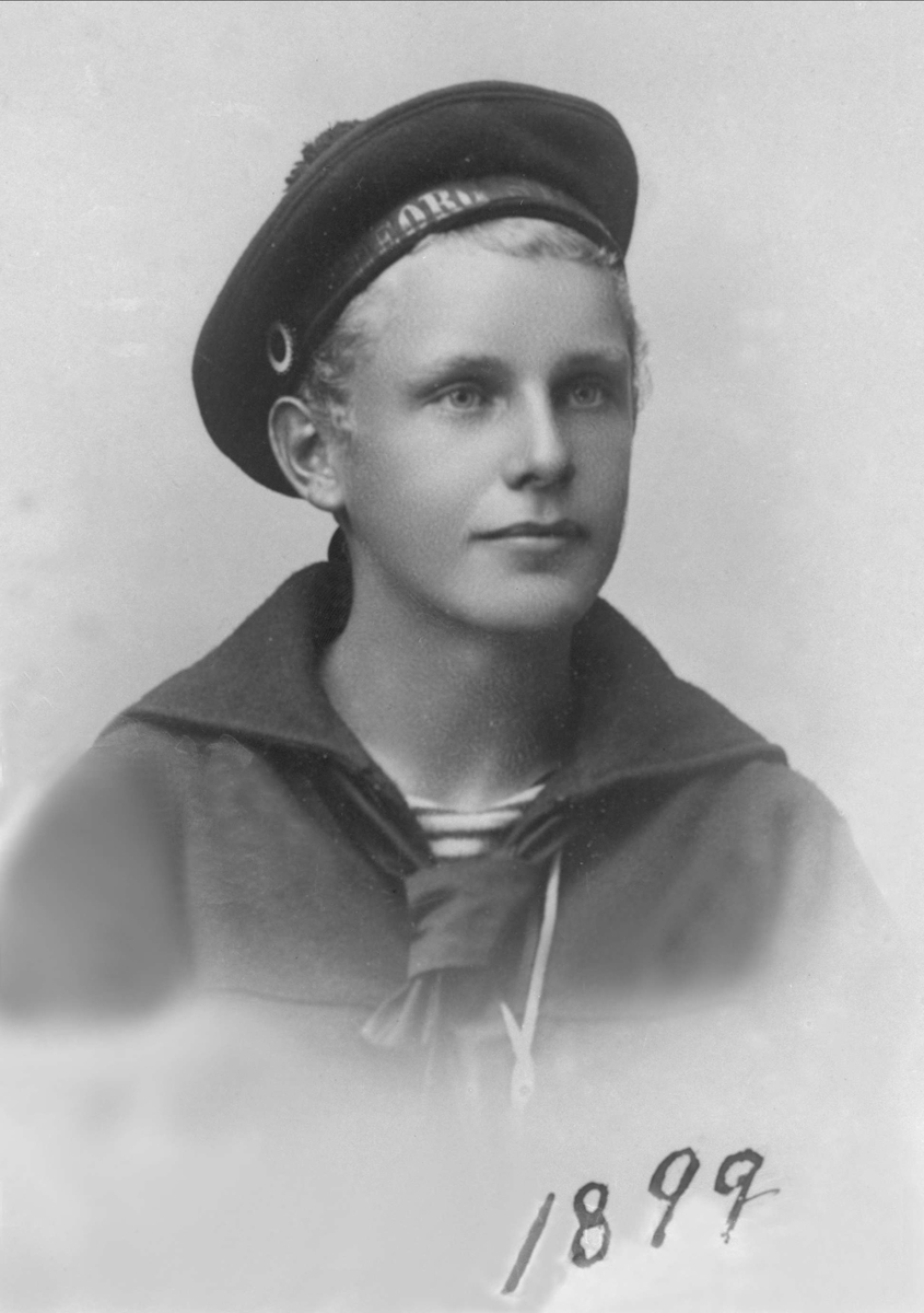 Gustav Borgen, Avfotografering. Mann i matrosuniform, original merket 1899.