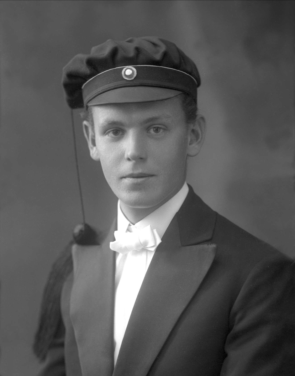Gustav Borgen, Portrett, mann med studentlue. Student Arne Ingels.