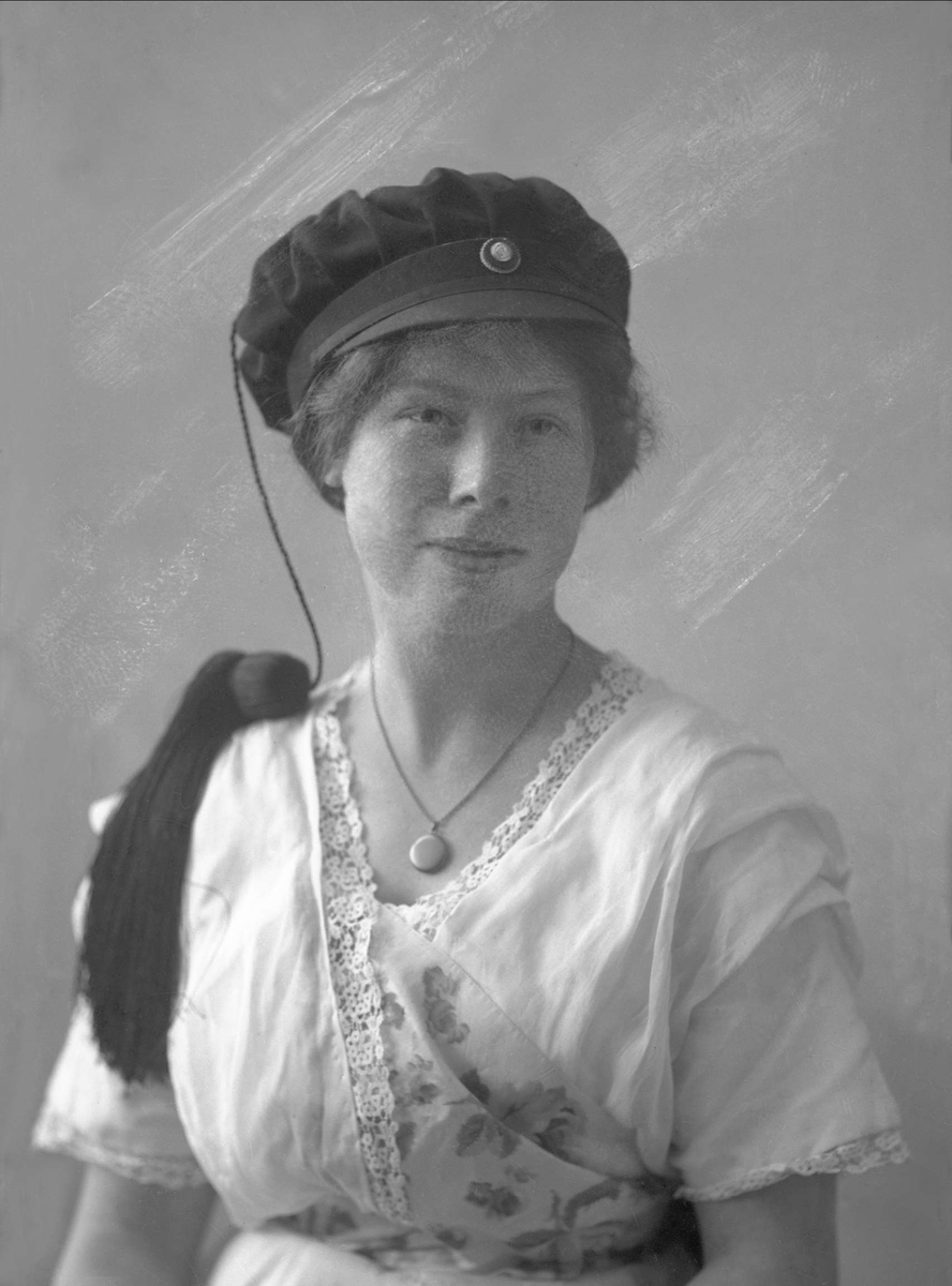 Gustav Borgen, Portrett, kvinne med studentlue. Frøken Anette Wierstad.