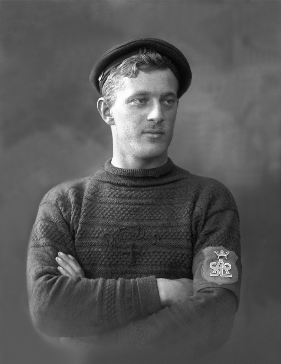 Gustav Borgen, Portrett, mann i uniform, aspirant Karl Svan. DFDS genser, og ASPL ? på armbind.