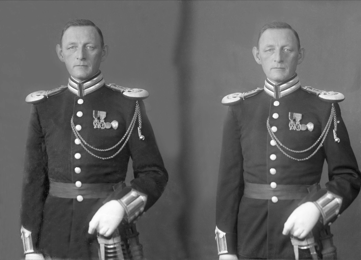 Gustav Borgen, Portrett, mann i gardeuniform med sabel. Kaptein Hartvedt.
