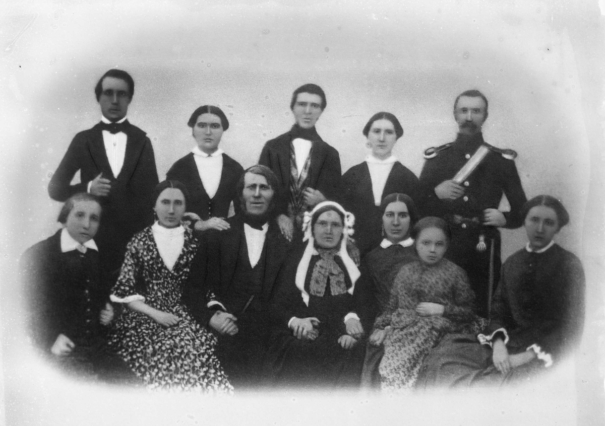 Gustav Borgen, Avfotografering. Gruppeportrett, familiebilde. Kraftig retusjert.