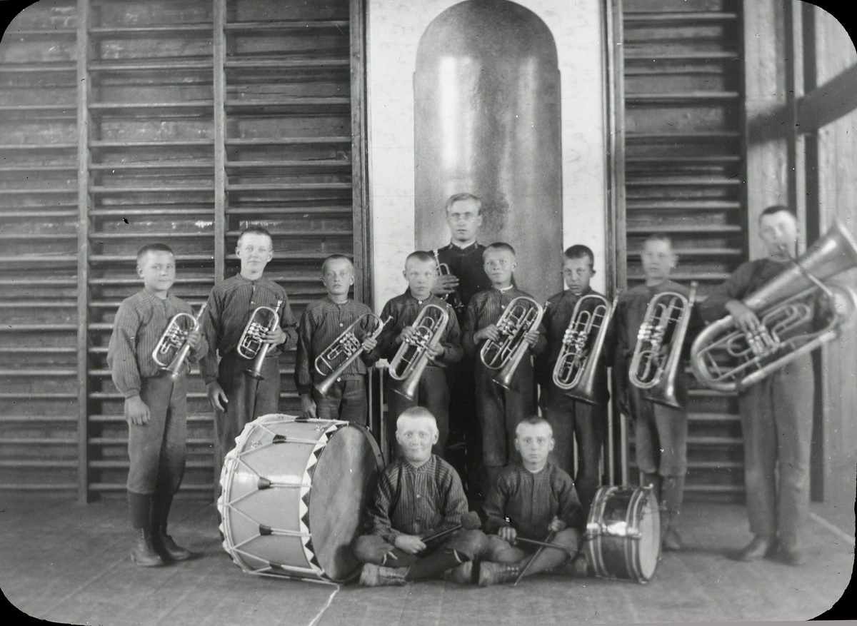 Anno Domkirkeodden, Bilder fra dagliglivet på Toftes Gave. Musikkøvelse i gymsalen på Toftes Gave, Nedre Sund, Helgøya. Gutter med instrumenter.