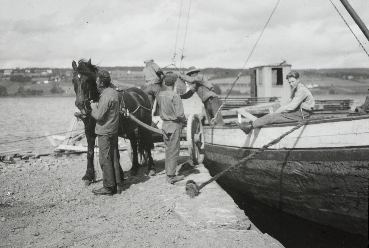 Anno Domkirkeodden, Bilder fra dagliglivet på Toftes Gave. Lessing av varer fra "Vesleferja" over på hestekjerre på Sundsbrygga, Helgøya.