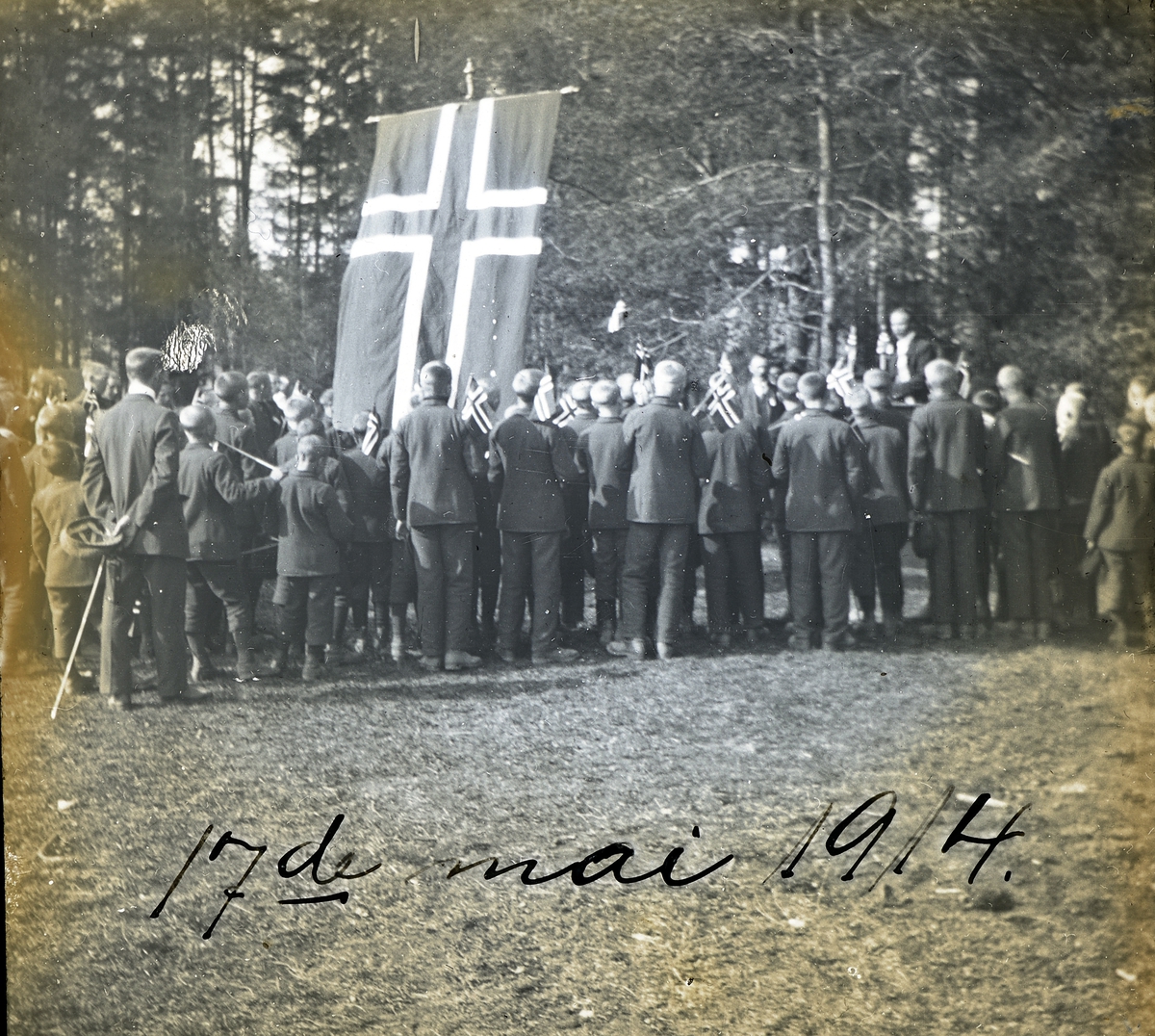 Anno Domkirkeodden, Bilder fra dagliglivet på Toftes Gave, Nedre Sund, Helgøya. Mann holder tale for gutten på Skurven den 17. mai 1914.