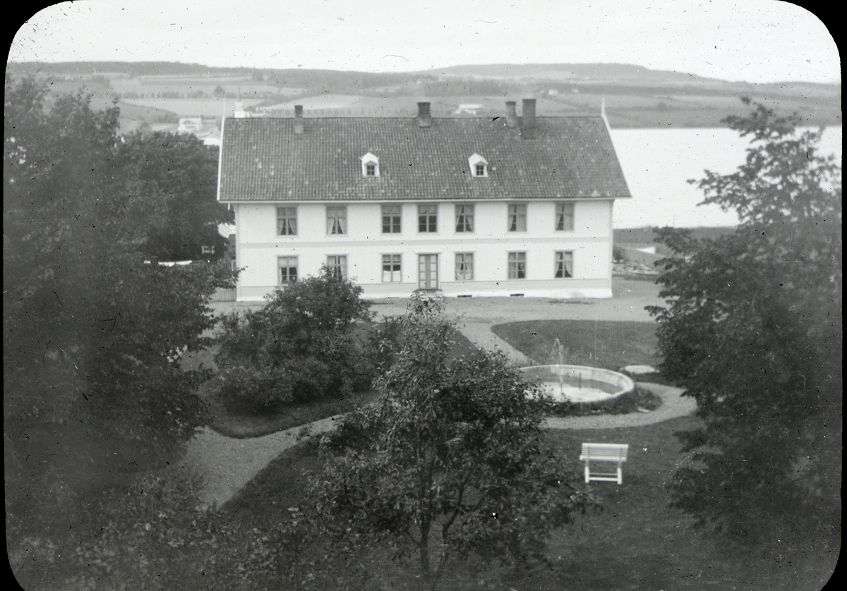 Anno Domkirkeodden, Bilder fra dagliglivet på Toftes Gave, Nedre Sund, Helgøya. Hageanlegg og hovedbygning.