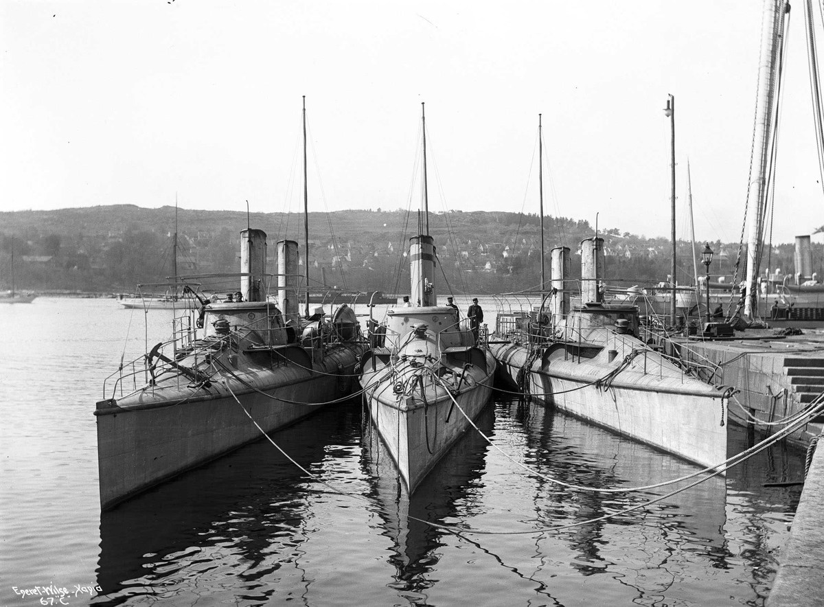 Anders Beer Wilse, Lax (b. 1900, Marinens hovedverft, Horten) og Sild (b. 1900, Marinens hovedverft, Horten), torpedobåter ved dokken.