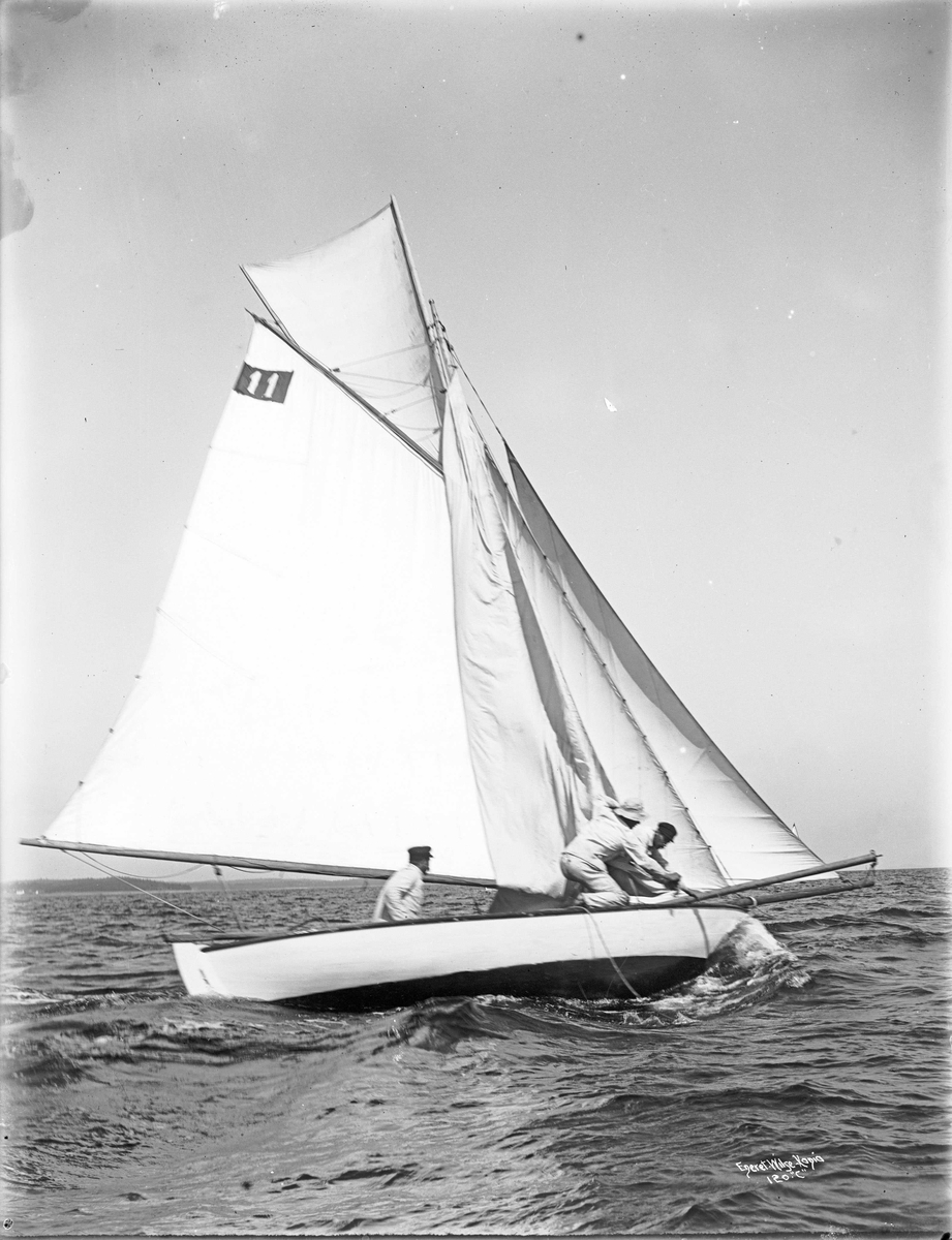 Anders Beer Wilse, Naverøds kappseilas nr. 11. Spissgatter med gaffelrigg