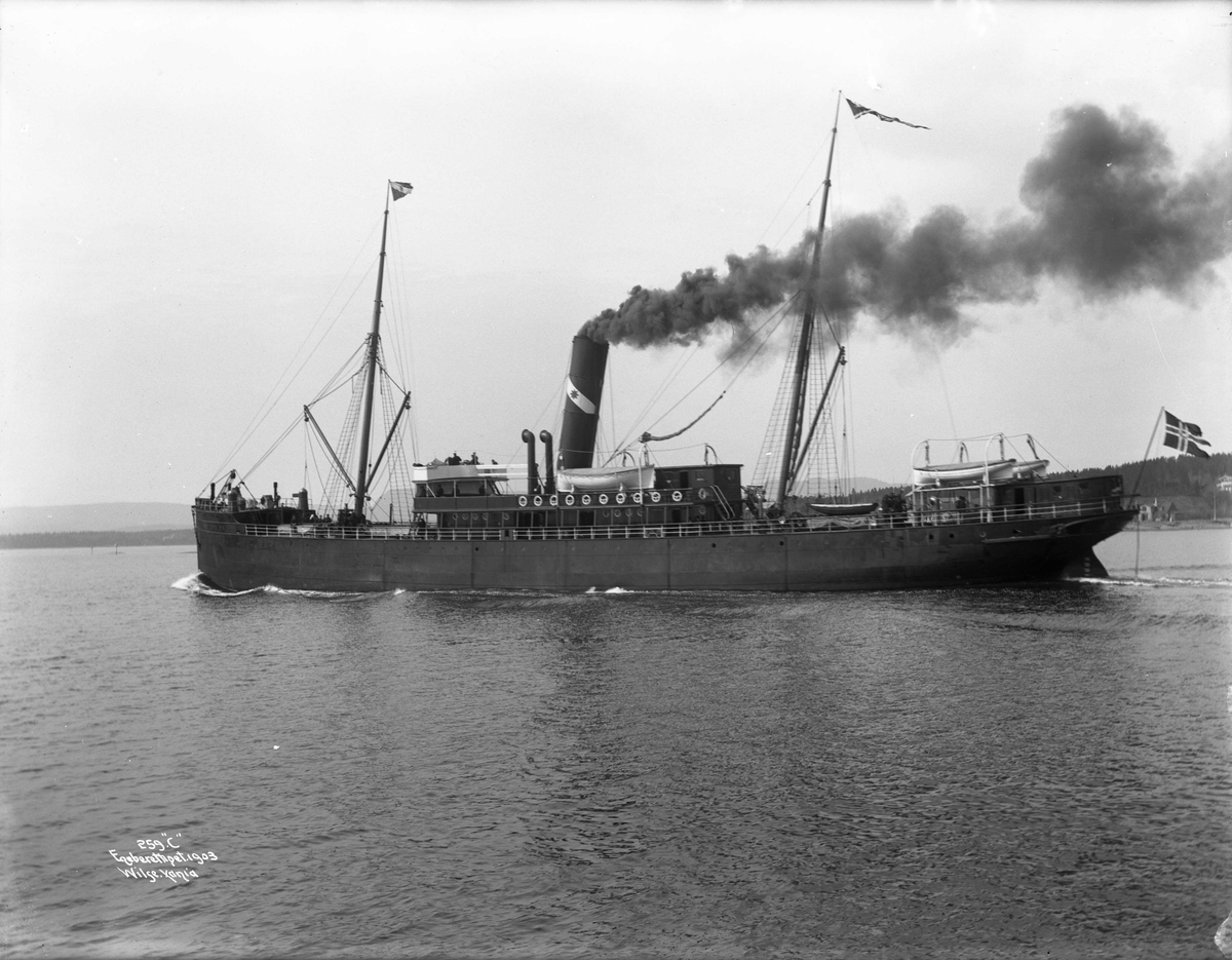 Anders Beer Wilse, D/S Sovereign (b. 1886, R. Dixon & Co., Middlesborough), full fart, bredside
